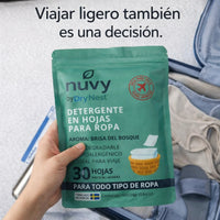 Persona sosteniendo detergente en hojas Nuvy para viajar, alternativa ligera y sin derrames al detergente líquido