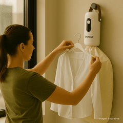 Mujer usando el secador portátil DryNest para secar ropa en interiores cerca de una ventana.