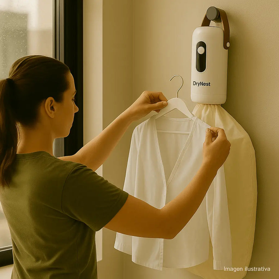 Mujer usando el secador portátil DryNest para secar ropa en interiores cerca de una ventana.