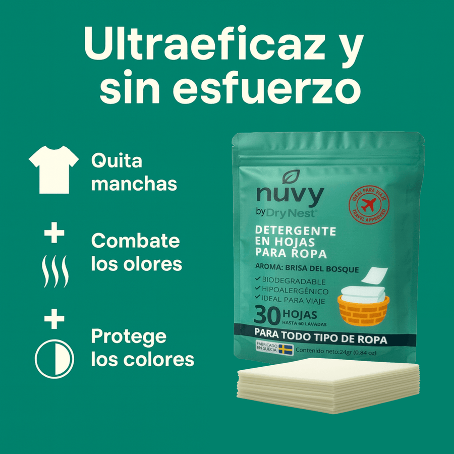 Bolsa de detergente en hojas Nuvy junto a una pila de hojas biodegradables. Fórmula 3 en 1 que quita manchas, combate olores y protege los colores. Ideal para viaje y para todo tipo de ropa.